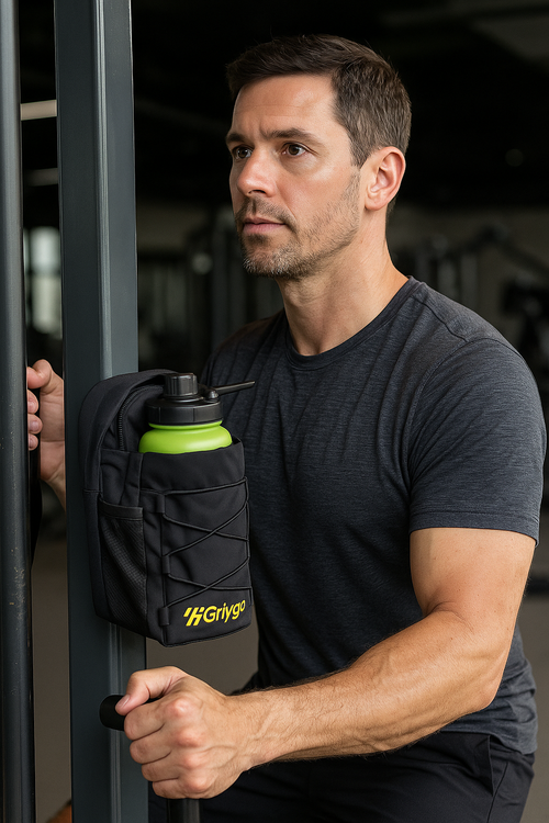 bolsa crossbody com base magnética que segura sua garrafa, celular e mais — enquanto você foca no treino.