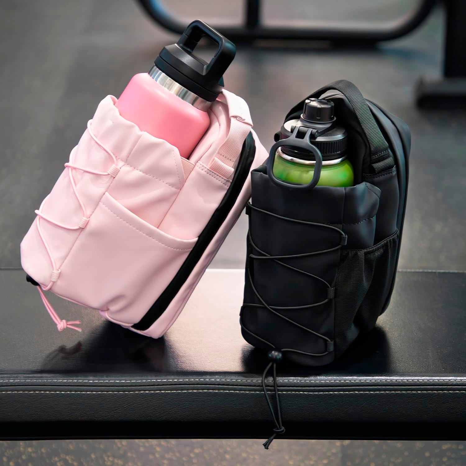 bolsa crossbody com base magnética que segura sua garrafa, celular e mais — enquanto você foca no treino.