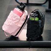 bolsa crossbody com base magnética que segura sua garrafa, celular e mais — enquanto você foca no treino.