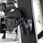 bolsa crossbody com base magnética que segura sua garrafa, celular e mais — enquanto você foca no treino.