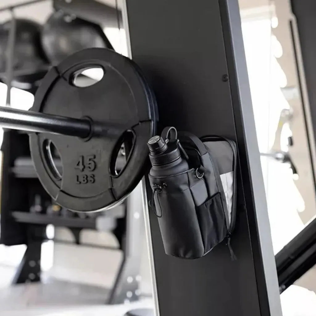 bolsa crossbody com base magnética que segura sua garrafa, celular e mais — enquanto você foca no treino.